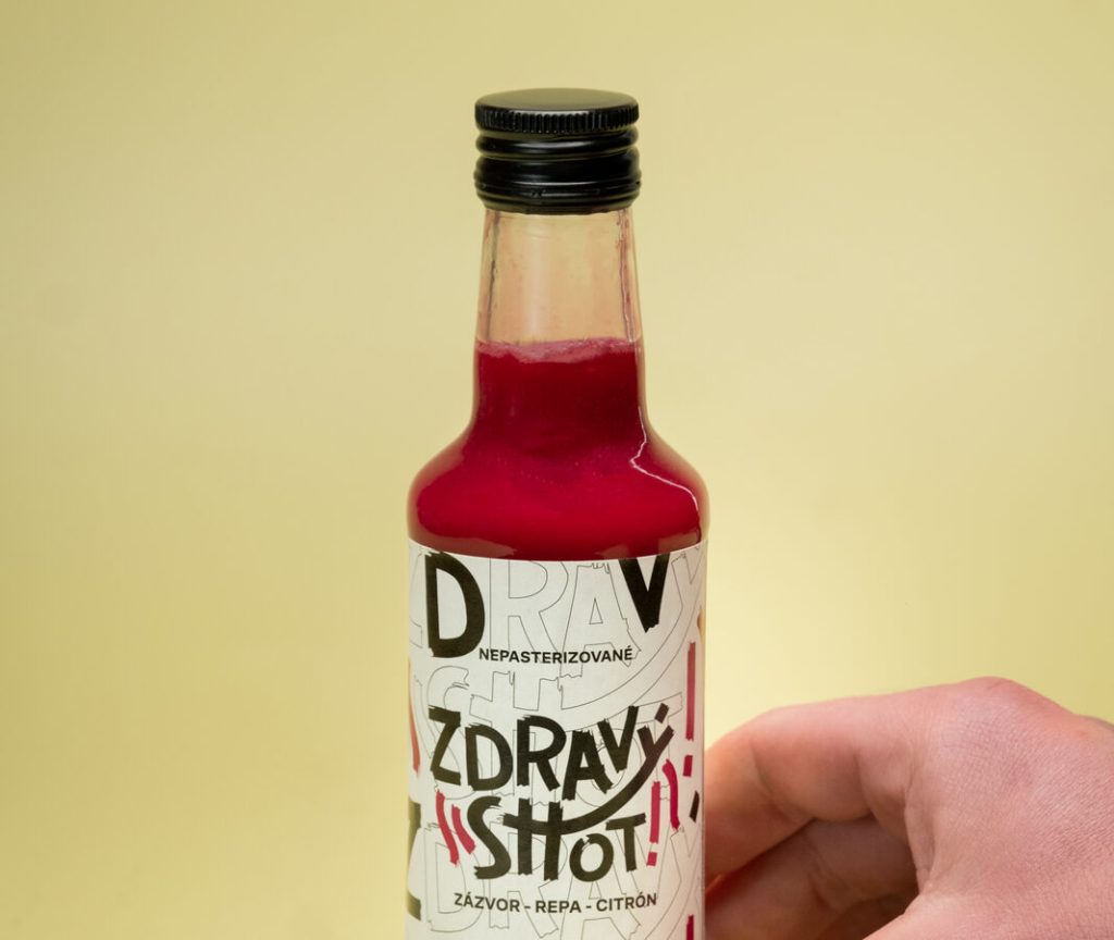 Cviklový shot Zdravý Shot v ruke