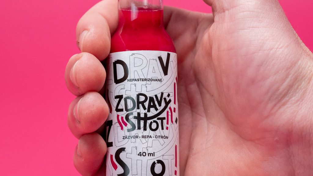 Nepasterizovaný za studena lisovaný shot v ruke