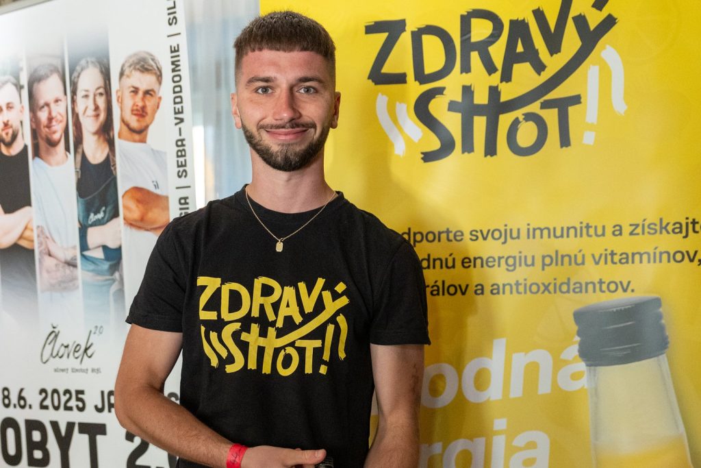 Zakladateľ značky Zdravý Shot pri prezentácii produktov