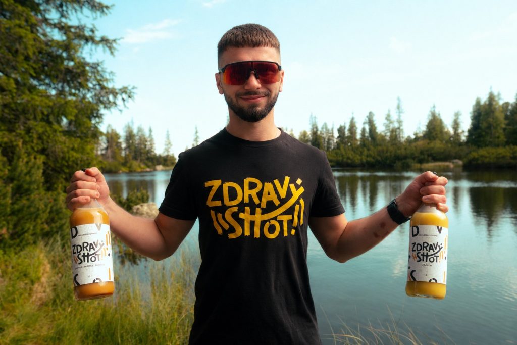 Zakladateľ Zdravý Shot s dvomi zázvorovými shotmi pri tatranskom plese