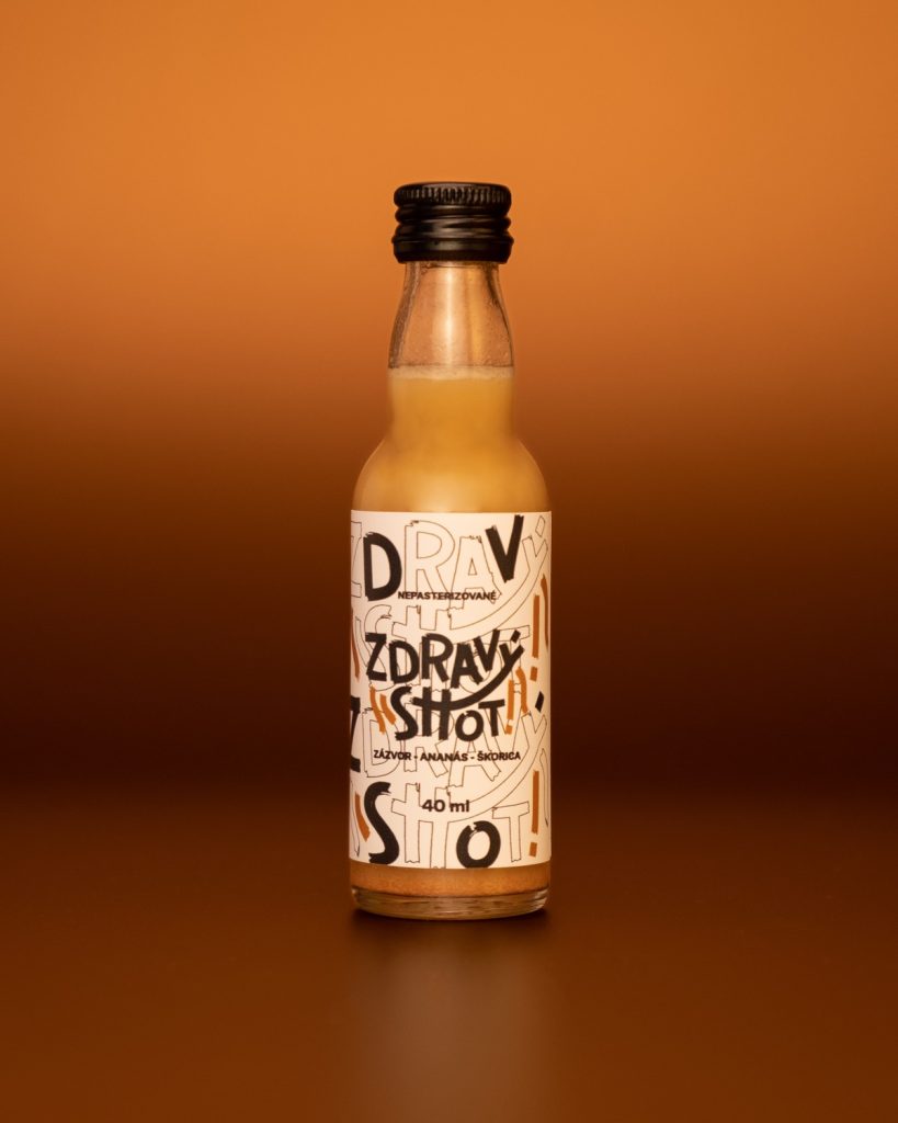 Zázvorový shot Zdravý Shot 40 ml na oranžovom pozadí